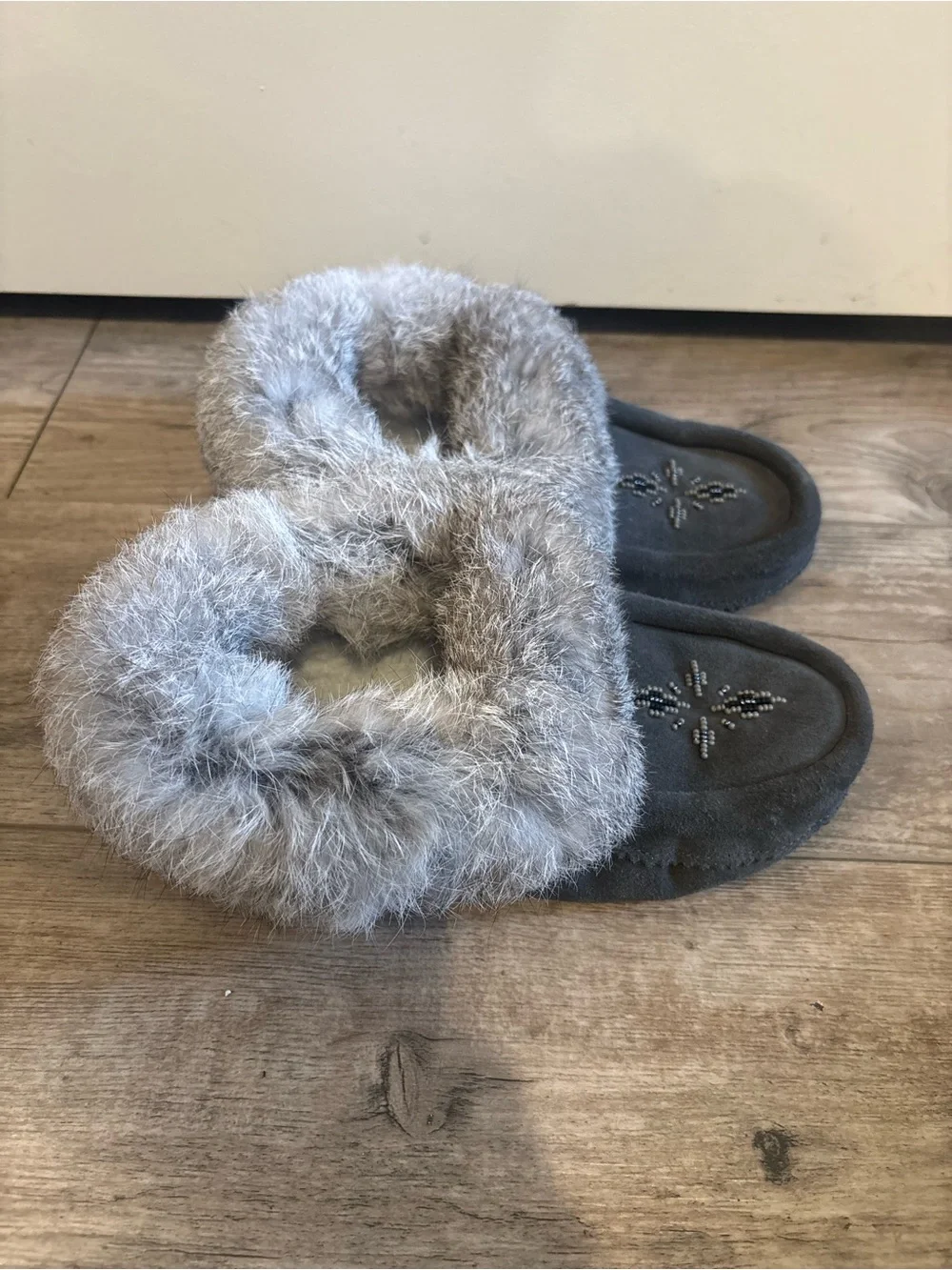 Manitobah Rabbit Fur Trim Gray Beaded Moccasin Slippers Kids Size 3